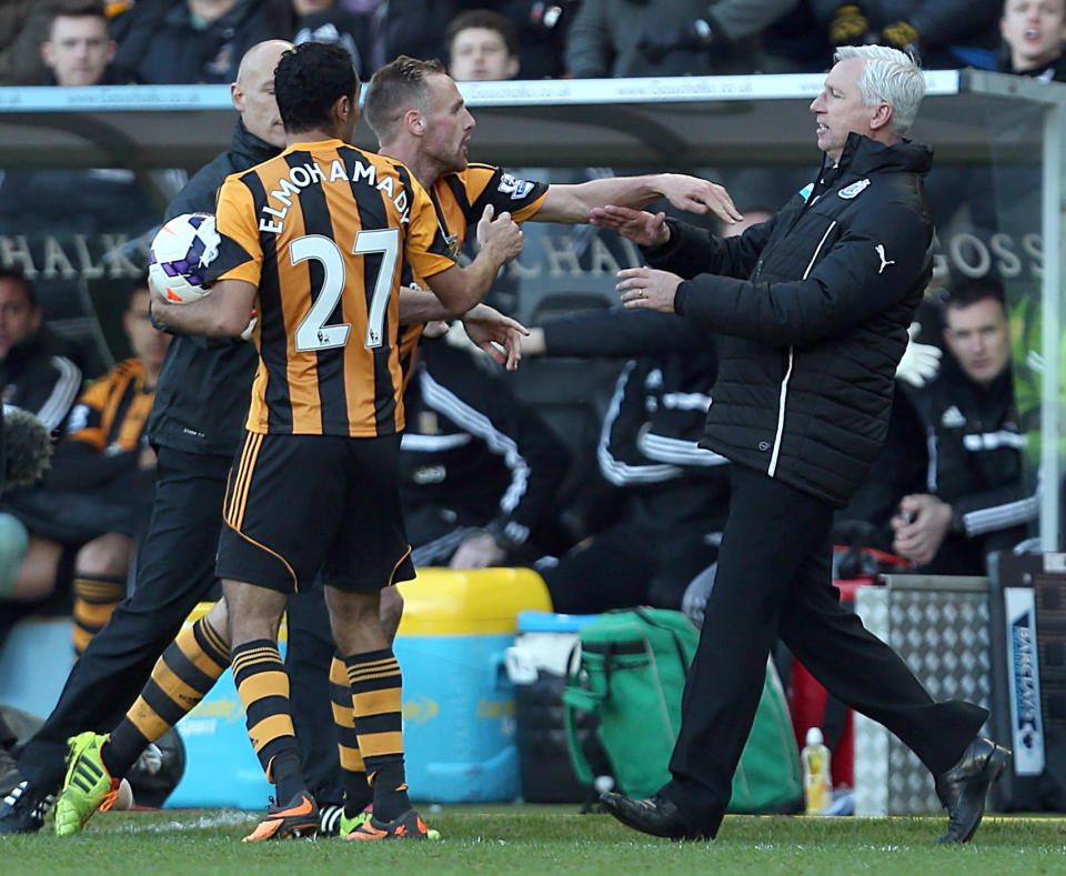 Newcastle United's manager Alan Pardew, right, and Hull City's David Meyler, 3rd left, confront each other during the during the English Premier League match at the KC Stadium, Hull England Saturday March 1, 2014. (AP Photo/Lynne Cameron/PA) UNITED KINGDOM OUT