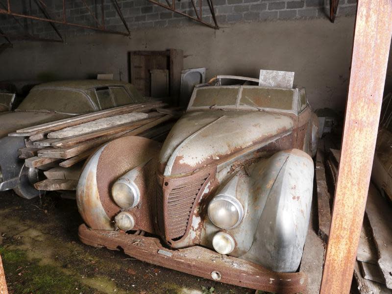 Traumautos - leicht eingestaubt: Unter den jetzt entdeckten Oldtimer-Schätzen ist auch dieses Talbot Lago T26 Cabriolet. Foto: Artcurial