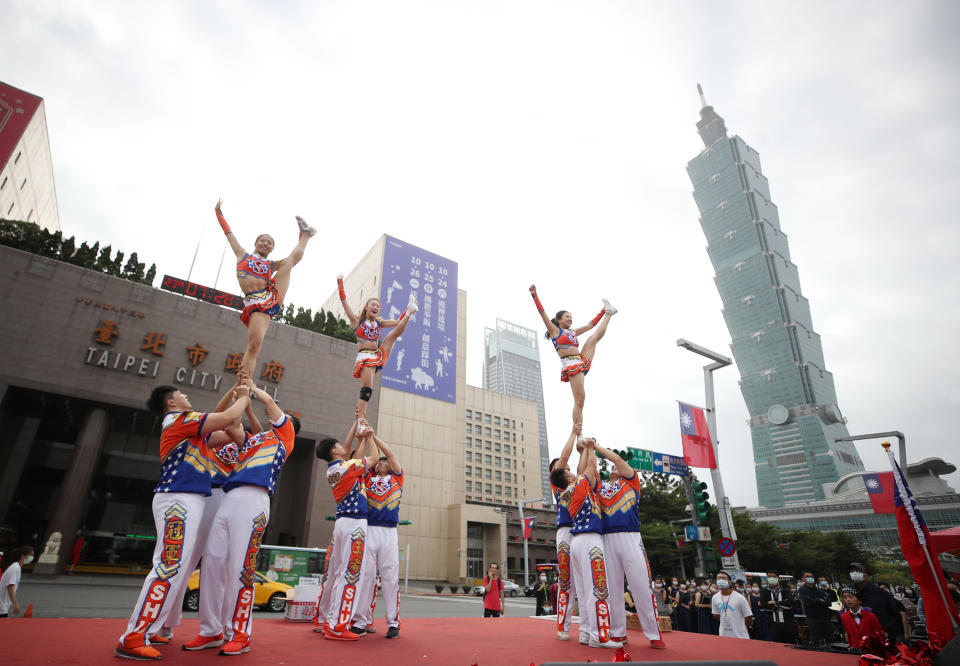 國慶日北台灣舒適！台北市政府10日上午7時在市民廣場舉辦「國慶升旗暨慶祝活動」，邀請世新大學啦啦隊開場演出。（中央社） 