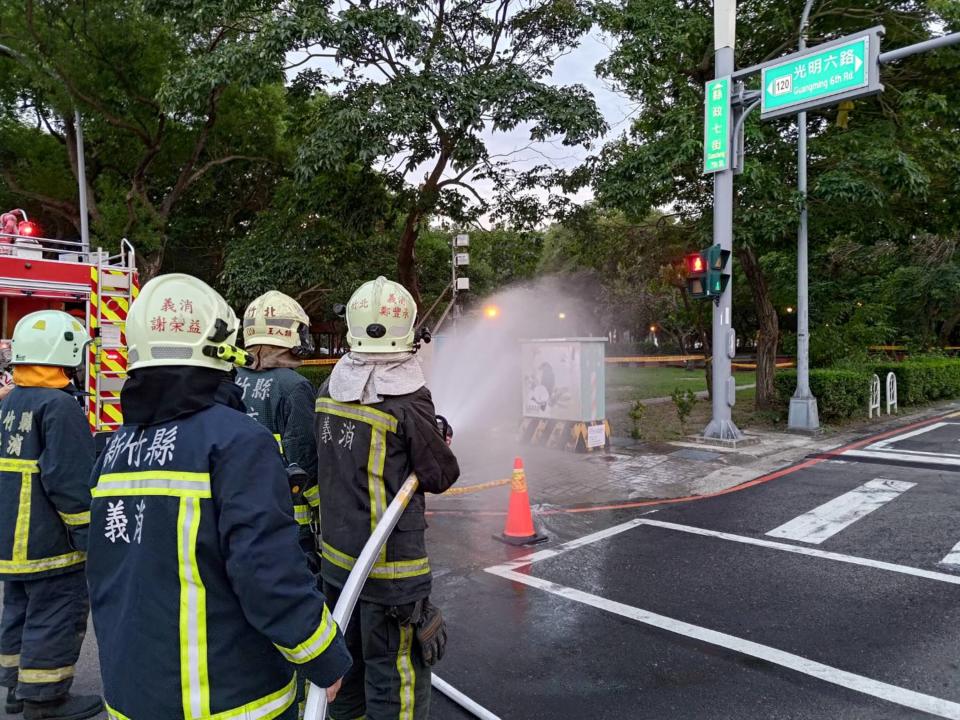 新竹縣竹北市光明六路與縣政七街路口15日傍晚發生瓦斯外洩。圖為新竹縣政府消防局派員到場灑水警戒待命。（圖／新竹縣政府消防局提供）
