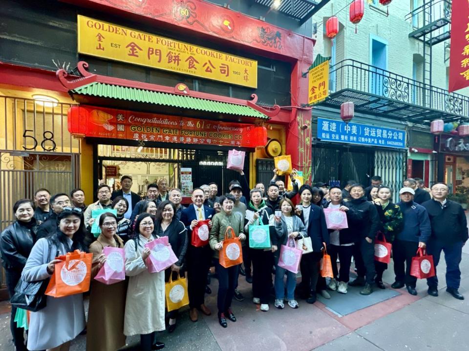 中國餐飲業代表團參觀華埠金門幸運簽語公司。（記者王子涵／攝影）
