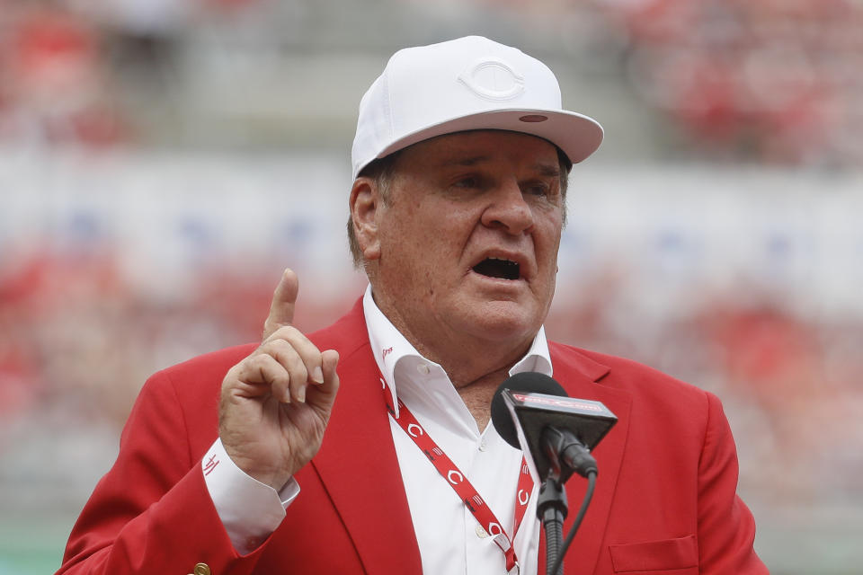 ARCHIVO - Foto del 17 de junio del 2017, Pete Rose habla en la ceremonia para revelar sus estatua durante el encuentro entre los Rojos de Cincinnati y los Dodgers de Los Ángeles. El domingo 7 de agosto del 2022, Rose es reconocido como parte del equipo que ganó al Serie Mundial con los Filis en 1980, en su primera aparición en un campo desde 2017, descarta hablar de las acusaciones de abuso sexual. (AP Foto/John Minchillo, Archivo)