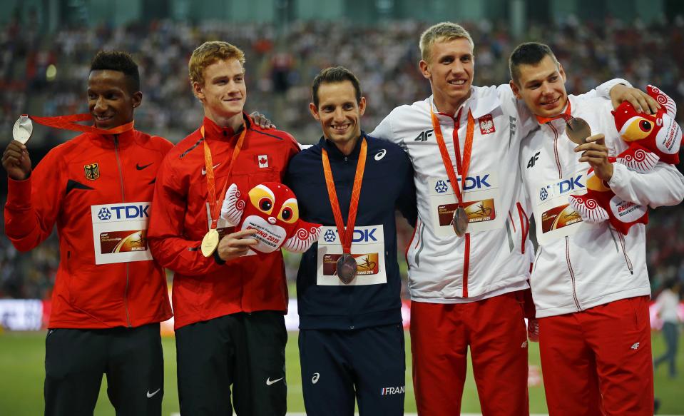 (L-R) Raphael Marcel Holzdeppe of Germany, silver medal, and Shawnacy Barber of Canada, gold medal, pose on the podium with bronze medallists Renaud Lavillenie of France, Piotr Lisek of Poland and Pawel Wojciechowski of Poland after the men's pole vault event during the 15th IAAF World Championships at the National Stadium in Beijing, China, August 25, 2015. REUTERS/Damir Sagolj