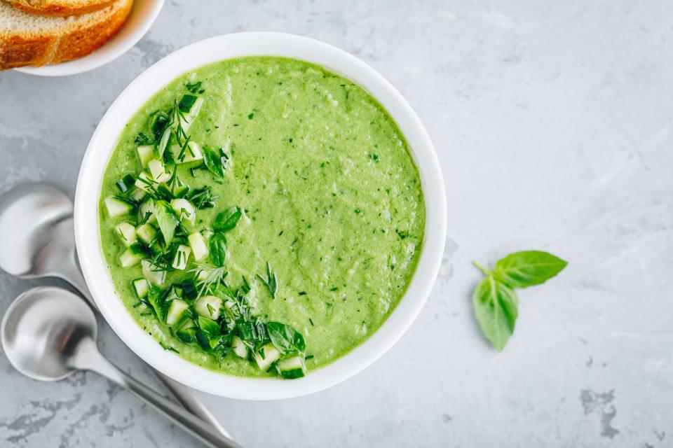 Gazpacho ist nicht nur ein köstliches Sommergericht, sondern zudem auch noch sehr gesund. Neben Tomaten kann man als Basis-Zutat auch pürierte Gurken für die kalte Suppe verwenden. Dafür werden grüne Peperoni, Zwiebel, Knoblauch, Limette, etwas Joghurt oder saure Sahne, kaltgepresstes Olivenöl, Minze, Eiswürfel sowie Gurke einige Minuten im Mixer püriert und kalt serviert. (Bild: iStock/wmaster890)