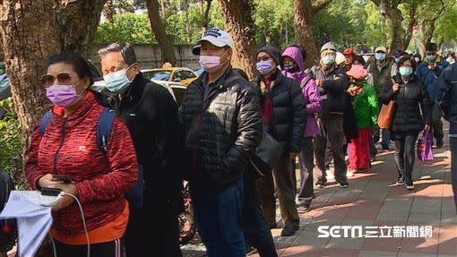 1月30日時，台大醫院外排隊人潮。