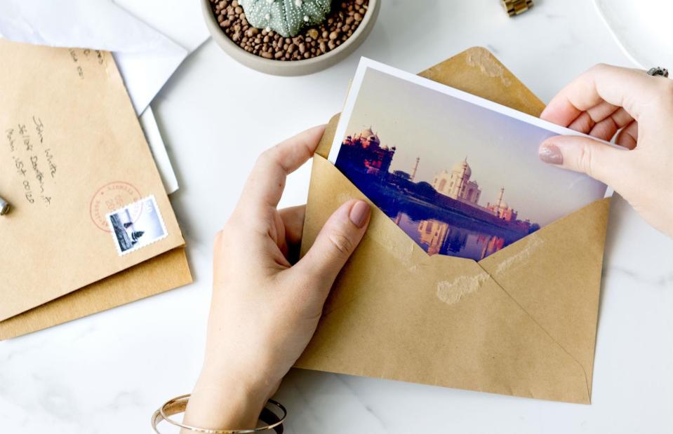 Postkarten dürfen mitgenommen oder als Erinnerung verschickt werden. (Symbolbild: Rawpixel/Shutterstock)