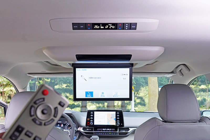 在第二排與第一排座位間車頂設有11.6吋的後座影音系統，可透過HDMI或智慧手機連接功能外接多媒體裝置。