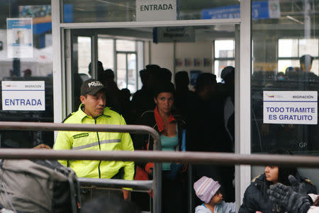 A police officer stands in front of the entrance of the International Border Services Center at the International Bridge Rumichaca, Ecuador August 18, 2018. REUTERS/Luisa Gonzalez