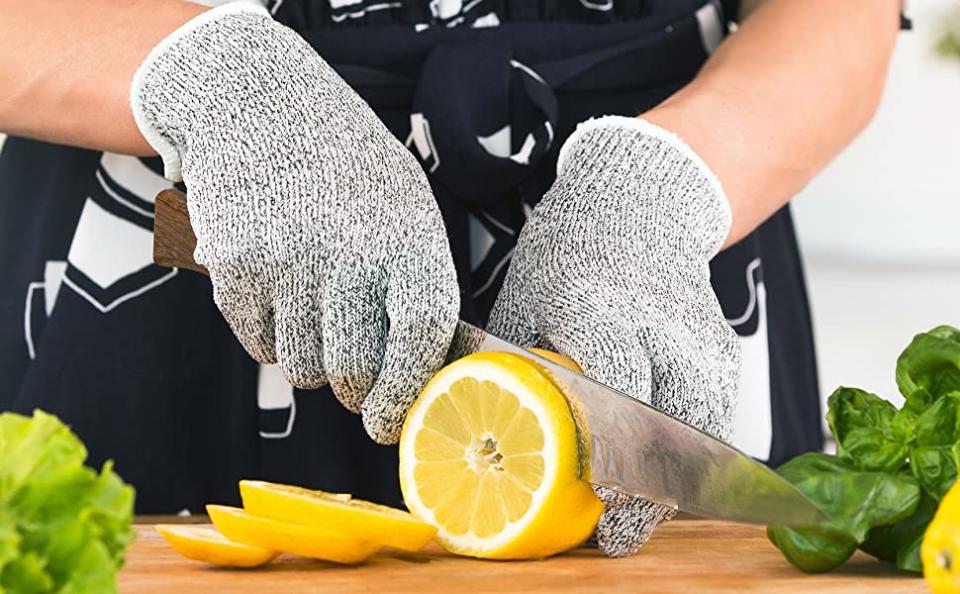 Nie wieder Schnitte und Verletzungen in der Küche - dank dieser Anti-Schnitt-Handschuhe (Bild: Amazon)