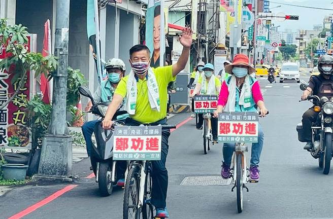 老將鄭功進（前）將代表民進黨出征。（讀者提供／張妍溱台中傳真）