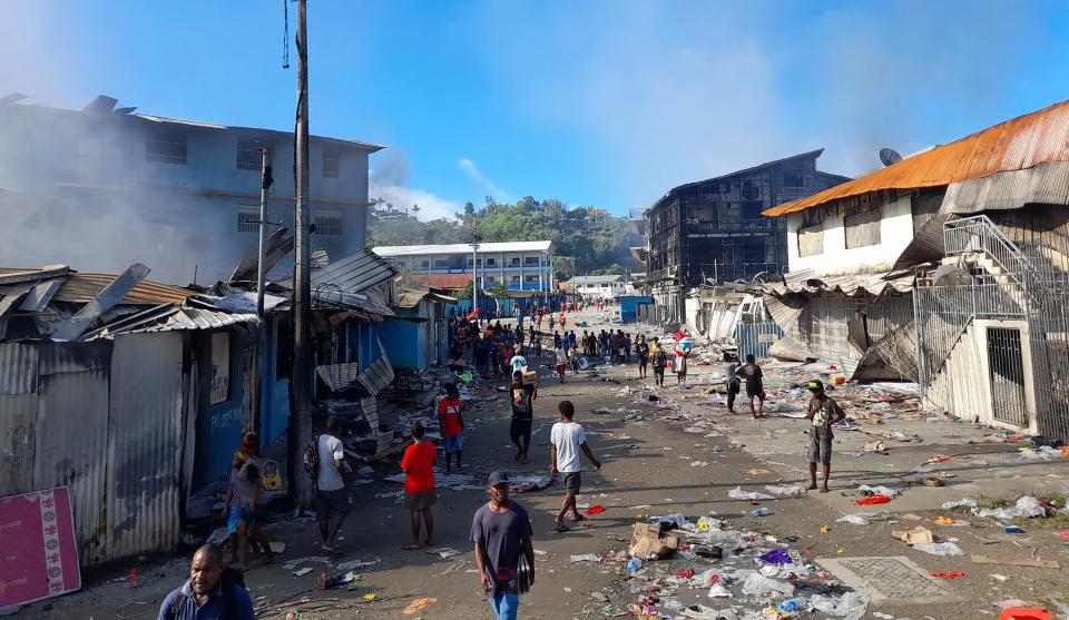 索羅門群島爆發街頭抗爭，唐人街建築物被燒毀。圖片來源：AFP