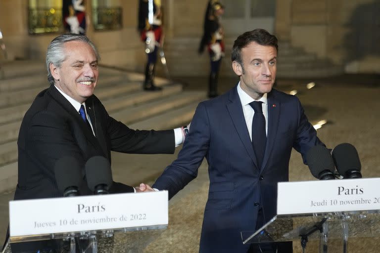 El presidente francés, Emmanuel Macron, y Alberto Fernández el10 de noviembre de 2022 en el Palacio del Elíseo en París en el marco del Foro de Paz que tendrá lugar el viernes