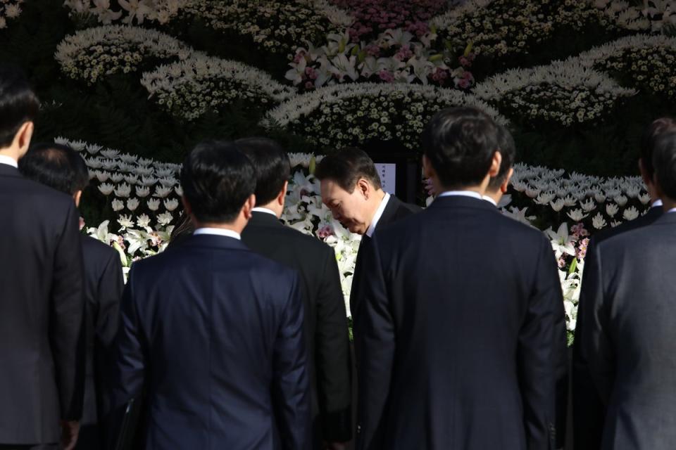 President Yoon Suk-yeol visits a memorial altar for the victims (Getty Images)