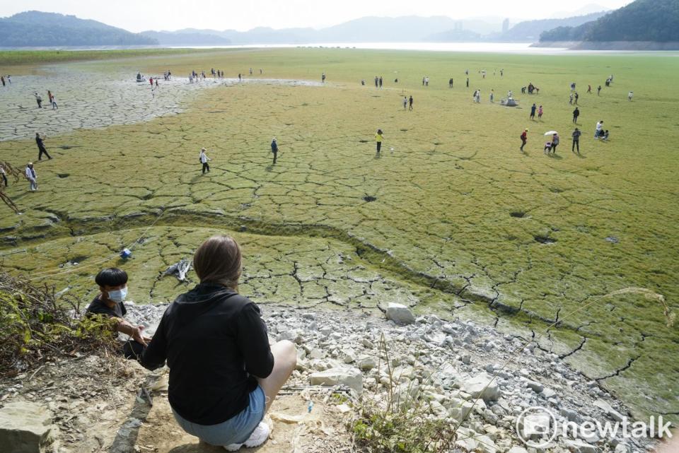 日月潭大竹湖一帶乾涸的湖底長出青草，變成日月潭大草原，每到假日遊客絡繹不絕，變成熱門景點，但此處屬於水庫限制區域，擅自闖入恐挨罰。   圖：張良一/攝