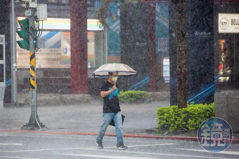 氣象局今天下午對5縣市發出大雨特報。（本刊資料照）