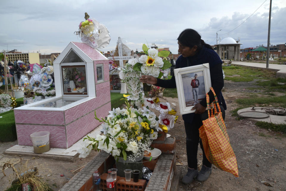 Asunta Jumpiri visita la tumba de su hijo Brayan Apaza, de 15 años, enterrado en el cementerio de Los Ángeles en Juliaca, Perú, el miércoles 29 de noviembre de 2023. El hijo de Jumpiri fue asesinado a tiros durante las protestas antigubernamentales que sacudieron Perú a principios de 2023. (Foto AP/Franklin Briceño)