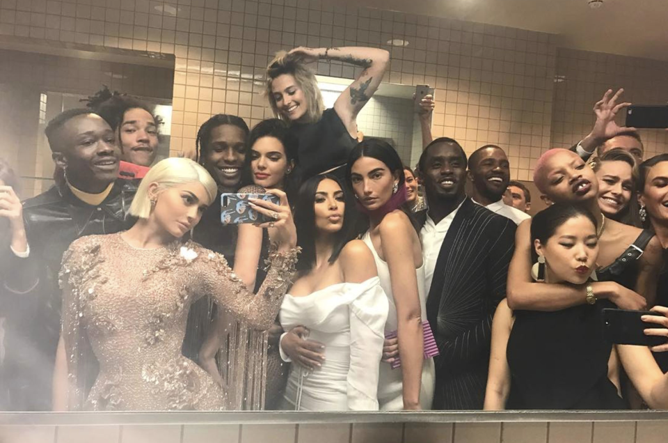 Un gruppo di celebrità, tra cui Kylie Jenner, Kim Kardashian, A$AP Rocky e Diddy, si fanno un selfie