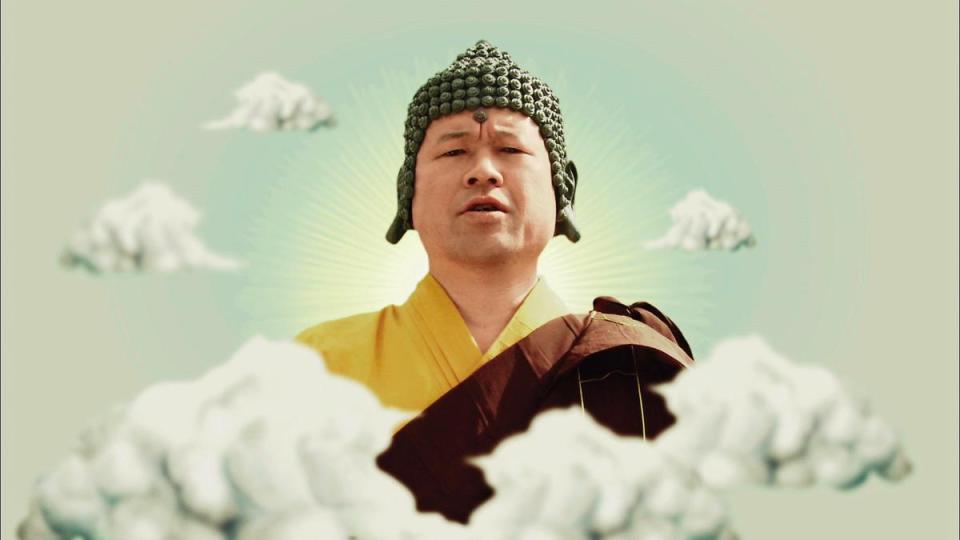 佐藤二朗在日劇《勇者義彥》系列中飾演佛祖，搞笑形象深植人心。（翻攝自Netflix）