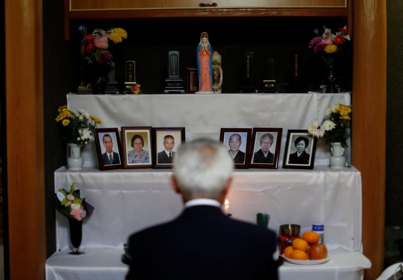 Shigenori Murakami, de 69 años, pertenece a la séptima generación de cristianos ocultos de Japón frente a un altar adornado con la estatua de la Virgen María en su casa en Nagasaki, Japón.