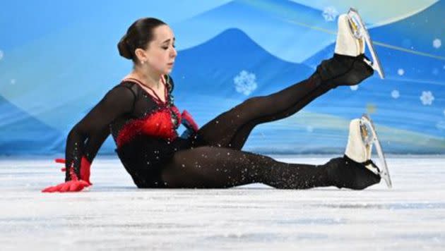 Kamila Valieva tumbled to the ice and out of a medal. (Photo: ANNE-CHRISTINE POUJOULAT via Getty Images)