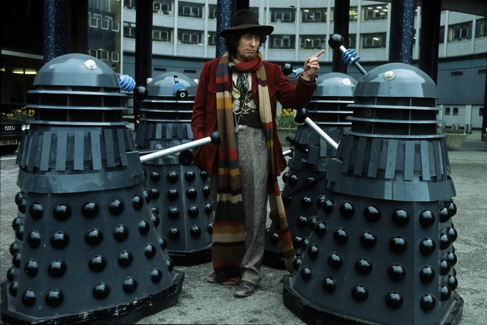 Tom Baker in seiner Rolle als vierte Inkarnation von Doctor Who mit vier seiner Erzfeinde, den Daleks, im Jahr 1975. (Bild: Anwar Hussein/Getty Images)