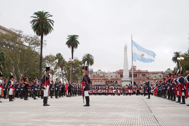 Además de las ceremonias mensuales en la Plaza de Mayo, como se hizo este mediodía, el Gobierno anunció que se reiterarán en el interior del país