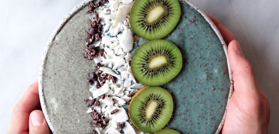 These healthy smoothie bowls are absolutely loaded with nutrients and we need to eat them all immediately