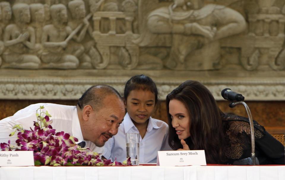 Hollywood actress Angelina Jolie, right, talks with Cambodian film maker Rithy Panh, left, and actress Sareum Srey Moch, center, during a press conference in Siem Reap, Cambodia, Saturday, Feb. 18, 2017. Jolie on Saturday launches her two-day film screening of "First They Killed My Father" in the Angkor complex in Siem Reap province. (AP Photo/Heng Sinith)