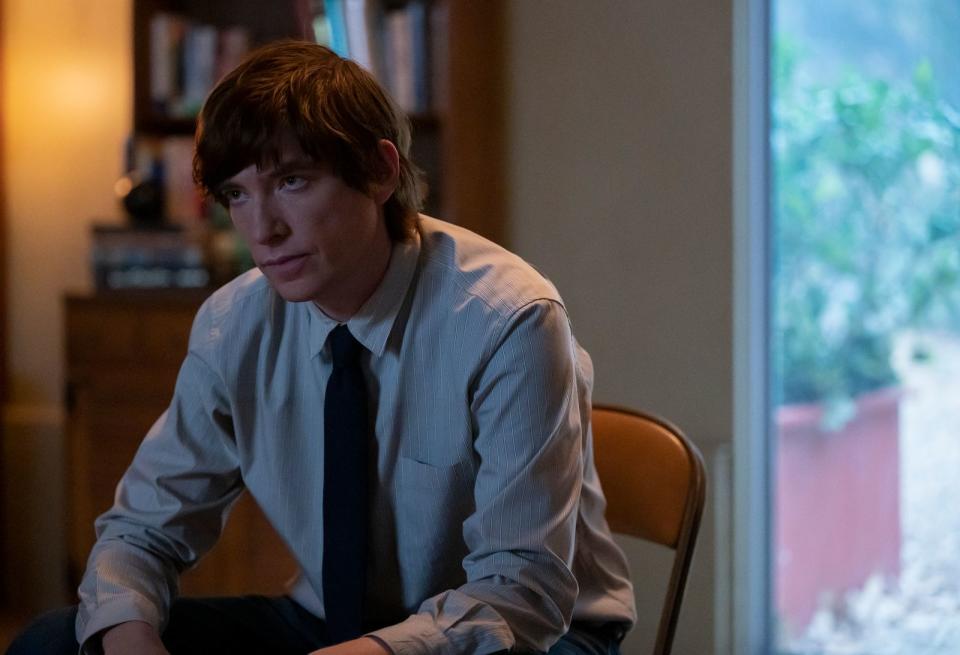 Sam (Domhnall Gleeson) hat schon mehrere Menschen auf dem Gewissen. "Ich weiß, ich bin am Arsch", bekennt sich der Killer in der Dramaserie "The Patient" (bei Disney+). "Ich will aufhören." Dabei helfen soll ihm Therapeut Alan (Steve Carell). Doch wie soll das gehen, wenn der Therapeut mit einer schweren Fußfessel an den Boden fixiert ist? (Bild: 2022 FX Networks)