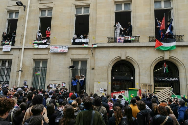 Unos estudiantes ocupan un edificio del Instituto de Estudios Políticos (Sciences Po) de París en apoyo a los palestinos el 26 de abril de 2024 (Dimitar Dilkoff)