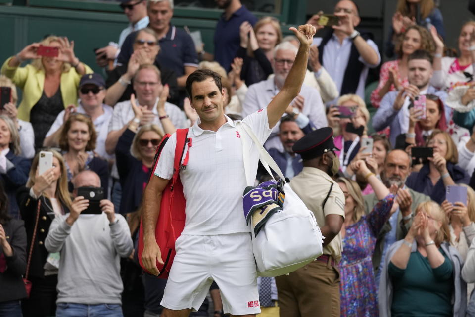 Roger Federer se despide tras perder ante Hubert Hurkacz en los cuartos de final de Wimbledon, el miércoles 7 de julio de 2021, en Londres. (AP Foto/Kirsty Wigglesworth)