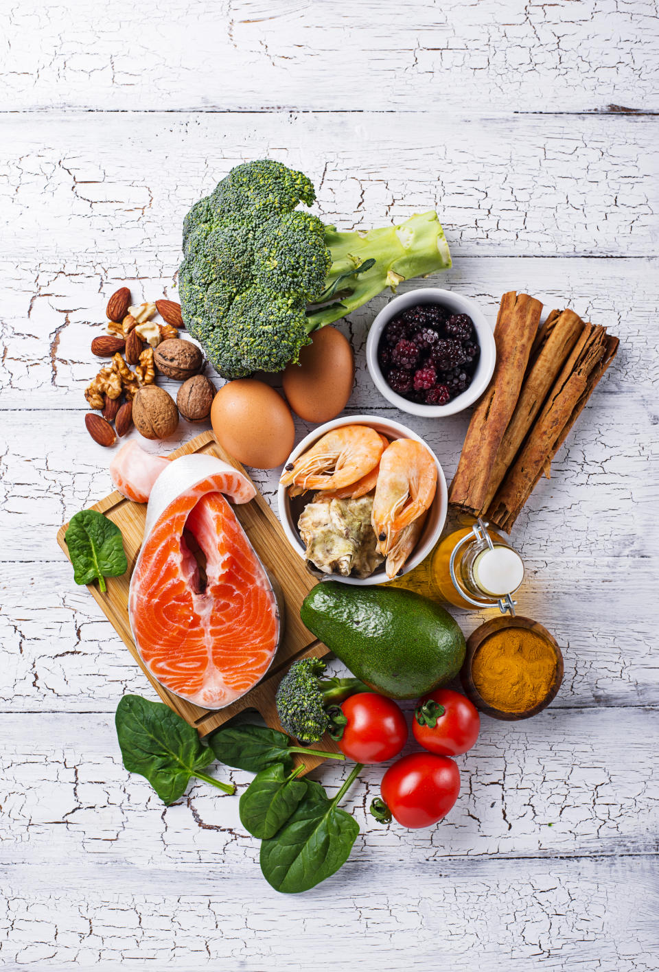 La dieta puede ayudar a prevenir la demencia senil. Brócoli, aguacate, salmón... son algunos de alimentos que pueden ayudar a mantener la salud del cerebro y la buena memoria. (Foto: Getty)