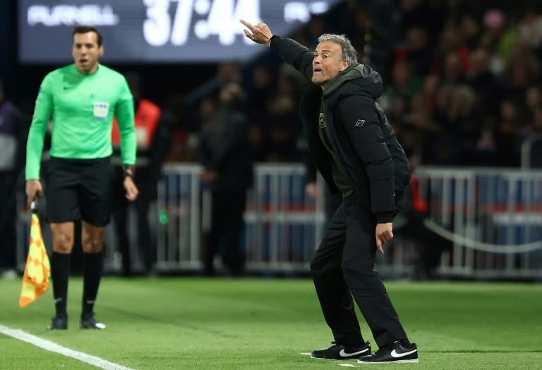 El entrenador del París Saint-Germain Luis Enrique da instrucciones a sus jugadores durante el partido de la Ligue 1 contra Lyon, en el Parque de los Príncipes de París el 21 de abril de 2024 (FRANCK FIFE)