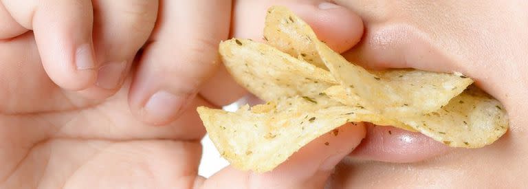 Ruidos como el de alguien comiendo papitas fritas pueden desencadenar la ira de alguien con misofonía.