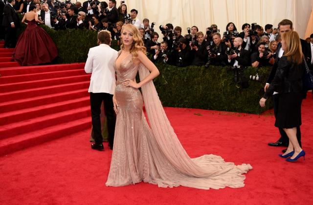 Blake Lively abbaglia con un abito ispirato alla Statua della Libertà al  Met Gala del 2022