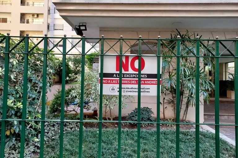 Los carteles contra el proyecto en el predio del San Andrés pueden verse en los frentes de las casas y balcones