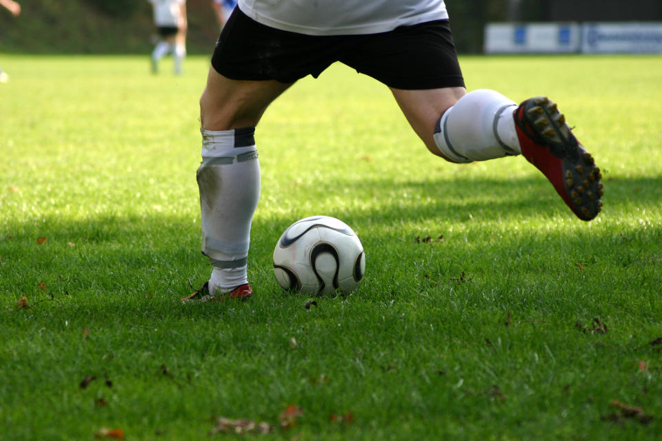 <p>Bis heute gibt das Verschwinden des ersten Fußball-Weltmeister-Pokals, des ‘Coup Jules Rimet’, Rätsel auf. Angeblich stahlen 1983 Diebe den Pokal aus dem Hauptquartier des brasilianischen Fußballverbandes, seitdem fehlt jede Spur von ihm. Was wäre die Trophäe heute wert? Eine Replik des Pokals erstand die Fifa 1997 für 288.362 Euro bei einer Auktion von Sotheby’s. </p>