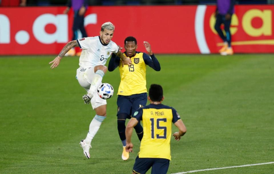 Leandro Paredes no tuvo un buen partido ante Ecuador, en la Bombonera; la selección ofreció ventajas en la conformación de su medio campo