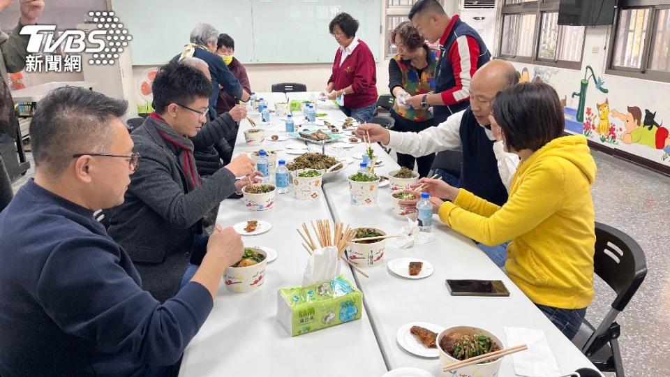 韓國瑜陪同士林區福林里里民用餐。（圖／黃韋銓攝）