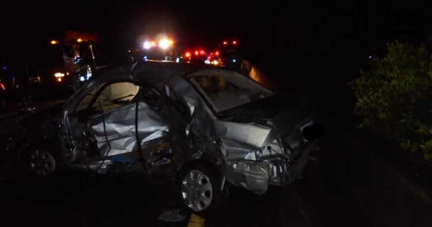 發生車禍後，坐在副駕駛座的男子因為沒有立即下車，導致遭到後方超量追撞拋飛慘死。（圖／國道警方提供）