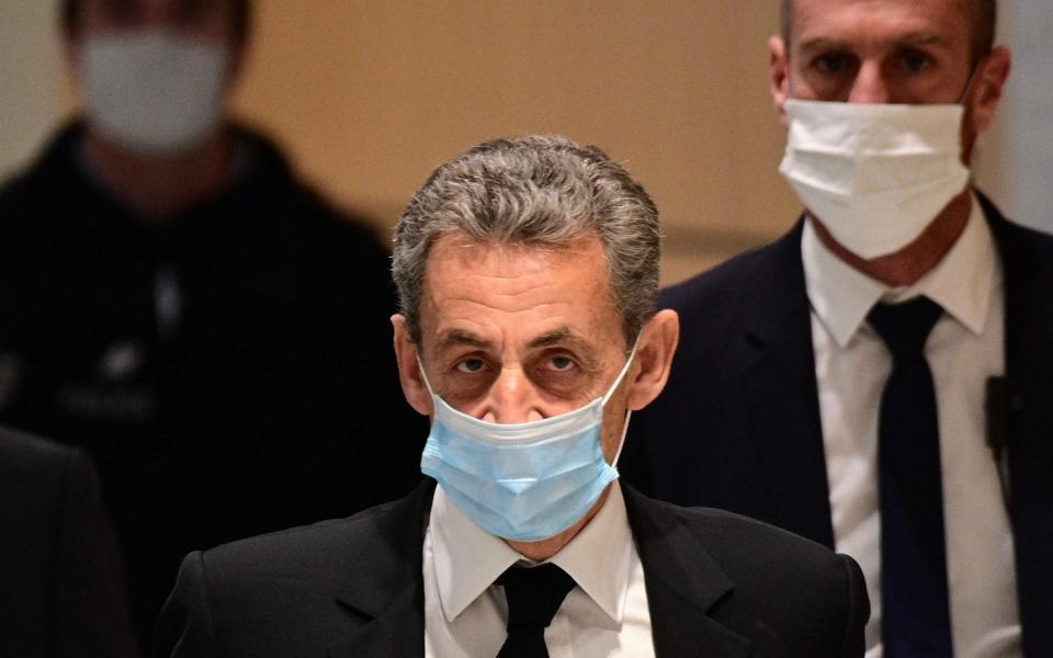 Former French president Nicolas Sarkozy (C) arrives for a hearing of his trial on corruption charges in Paris on December 7, 2020 - MARTIN BUREAU/AFP
