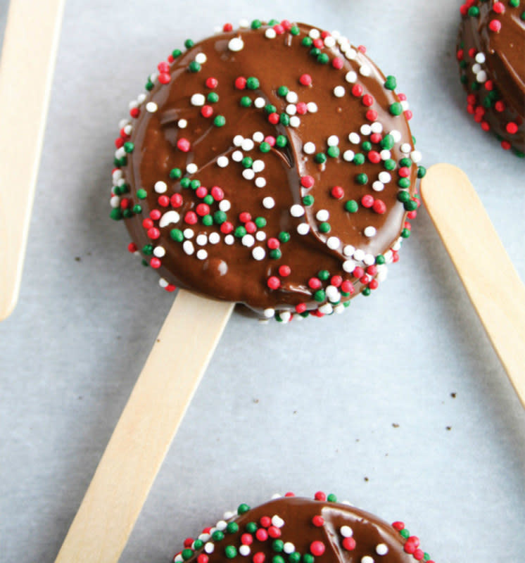 <p>Mom Loves Baking</p><p>These are a chocolate lovers dream, and they are also super simple to make.</p><p><strong>Get the recipe: <a href="https://www.momlovesbaking.com/holiday-oreo-cookie-pops-hot-chocolate-bar-party-plan/#more-5939" rel="nofollow noopener" target="_blank" data-ylk="slk:Holiday Oreo Cookie Pops;elm:context_link;itc:0;sec:content-canvas" class="link ">Holiday Oreo Cookie Pops </a></strong></p>