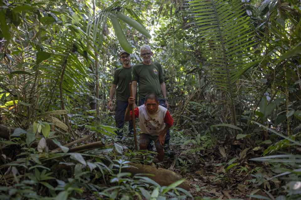 Tiempo libre en la base. Candor es conocido por los diversos grupos que lleva a la selva: académicos, jóvenes locales e indígenas que viven y trabajan juntos. (Victor Moriyama/The New York Times)