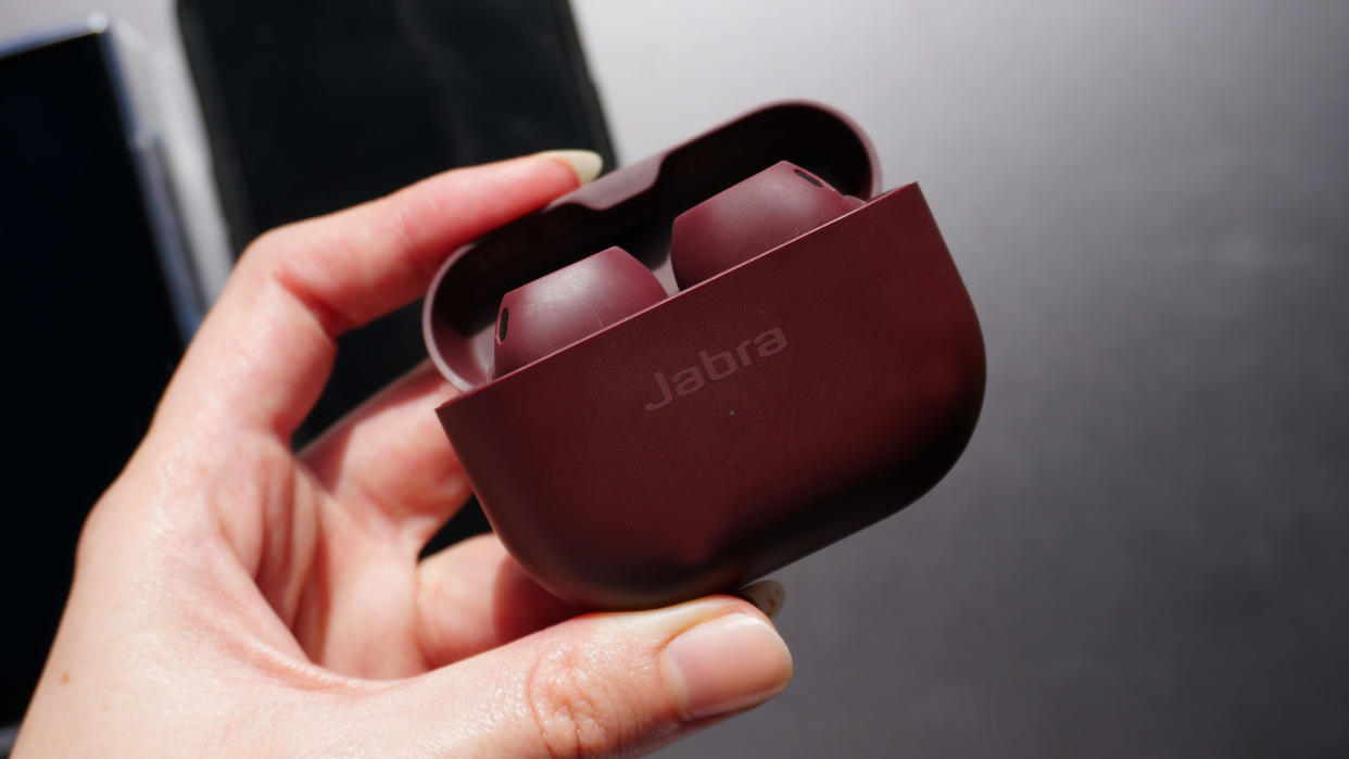  A person hand holding the Jabra Elite 10. 