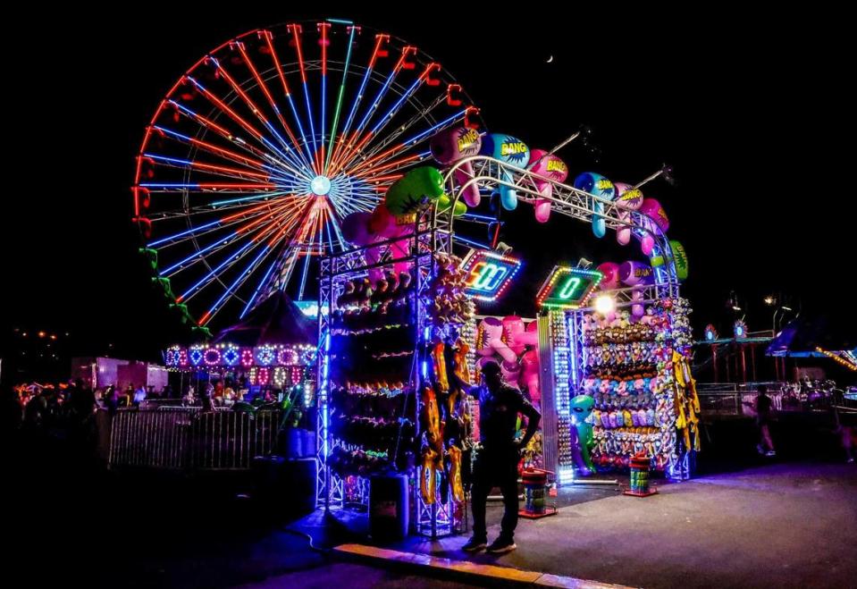 El magnífico espectáculo de luces de Christmas Wonderland se ilumina durante la noche de inauguración en el Tropical Park, en Miami, el viernes 17 de noviembre de 2023.