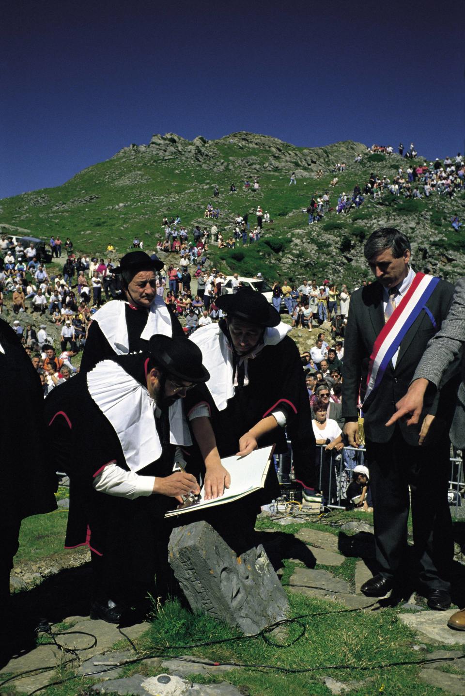 Firma del tributo de las tres vacas. (Photo by JMN/Cover/Getty Images)