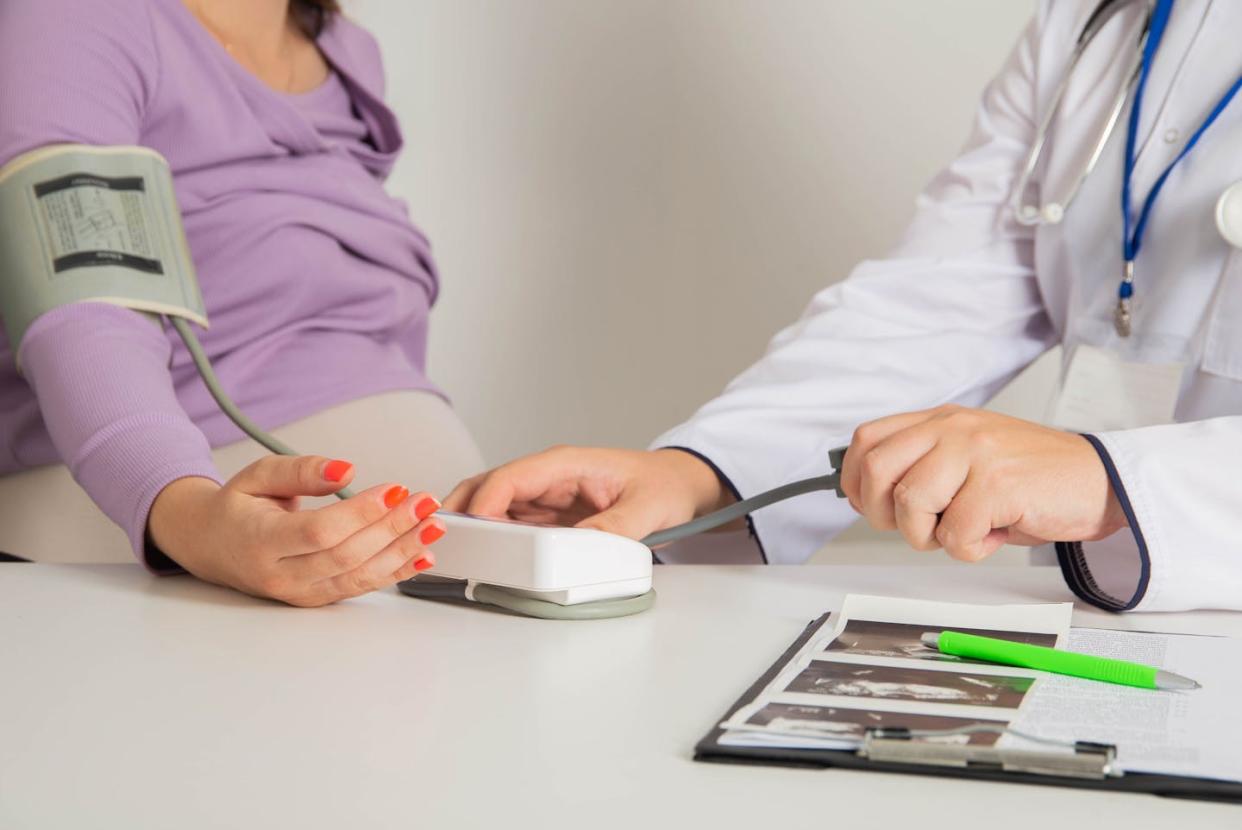 <a href="https://www.shutterstock.com/es/image-photo/pregnant-girl-doctors-appointment-measures-blood-2376650783" rel="nofollow noopener" target="_blank" data-ylk="slk:HenadziPechan / Shutterstock;elm:context_link;itc:0;sec:content-canvas" class="link ">HenadziPechan / Shutterstock</a>