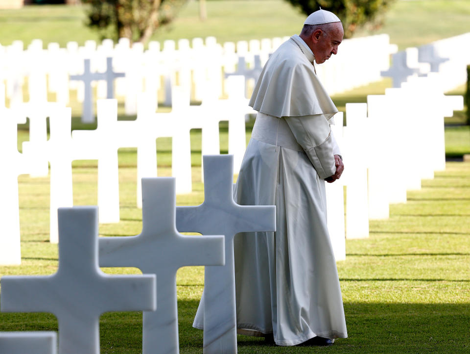 <p>Papst Franziskus betet vor einer Messe auf dem Soldatenfriedhof in Nettuno bei Rom. Er gedachte an Allerseelen der Opfer von Kriegen. Die Menschheit habe ihre Lektion nicht gelernt und scheine sie auch nicht lernen zu wollen, sagte der Papst angesichts aktueller bewaffneter Konflikte. (Bild: Reuters) </p>