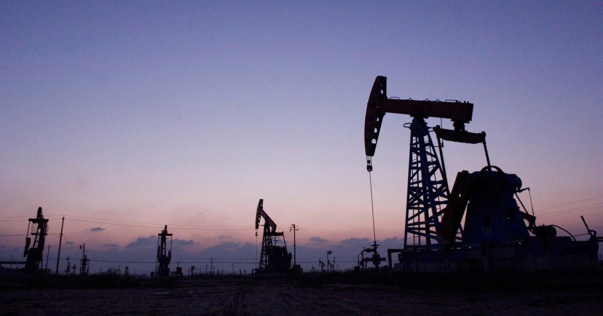 Texas oil falls 3.8% and closes at .10 a barrel