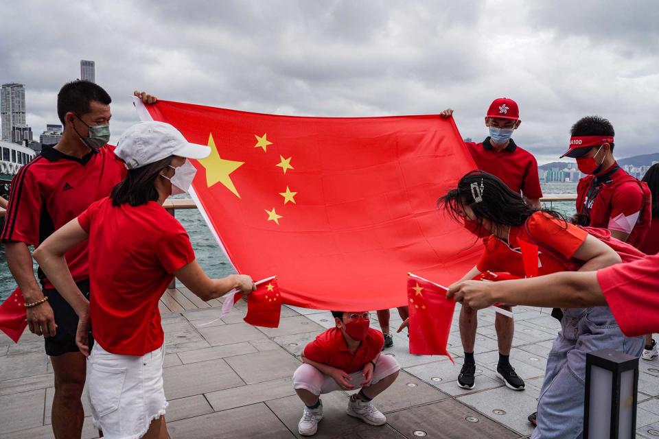 2022年7月1日，市民在灣仔碼頭海旁展示中國國旗並拍照留念。